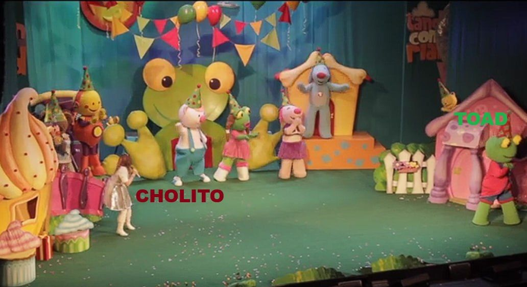 Cholito the pig and Toad on stage in the Cantando con Adriana show