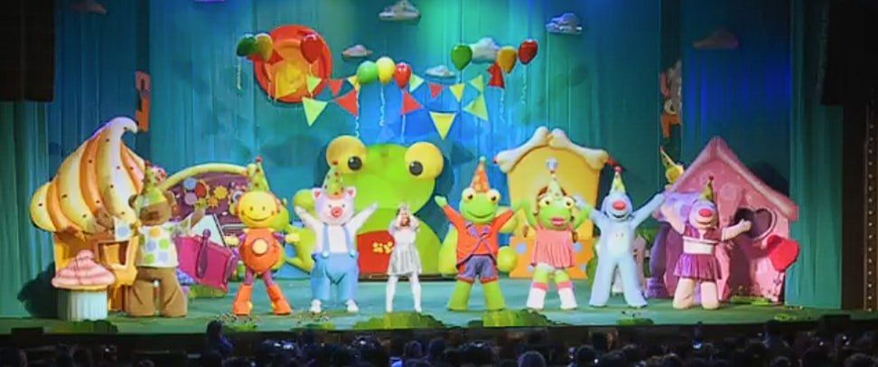 Cholito and the Sapo Pepe cast lined up for the show finale