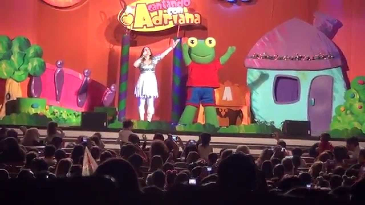 Adriana singing on stage with Sapo Pepe in a Cantando con Adriana show
