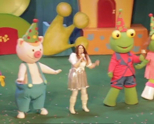 Cholito the pig next to Adriana and Toad Pepe on stage